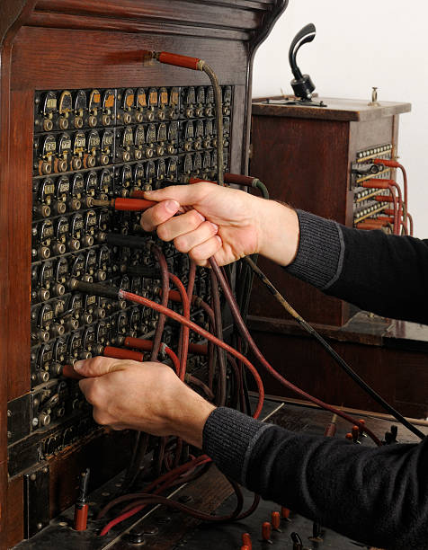 le mani dell'operatore del centralino utilizzando antico - switchboard operator foto e immagini stock