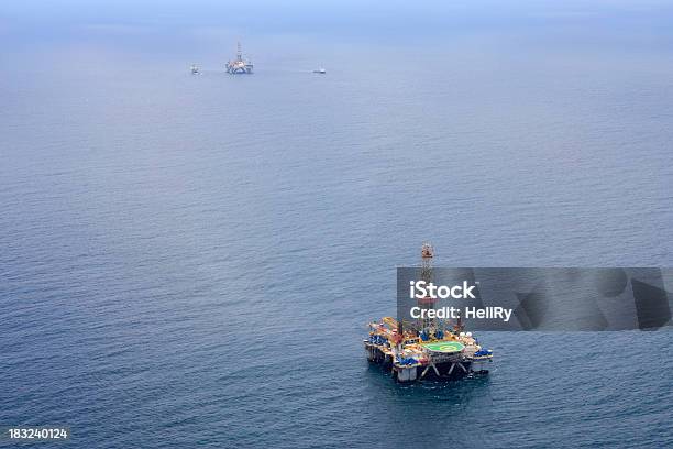 Óleos Rigs - Fotografias de stock e mais imagens de Mar - Mar, Óleo, Combustíveis e Geração de Energia