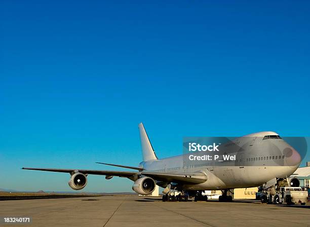 Foto de Avião 747200 e mais fotos de stock de Avião - Avião, Grande, Pista Asfaltada