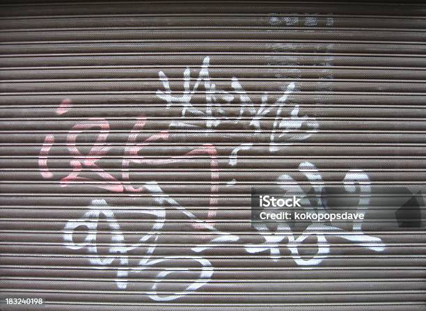 Graffiti Auf Shop Fensterläden Stockfoto und mehr Bilder von Graffito - Graffito, Chaos, Geschäft