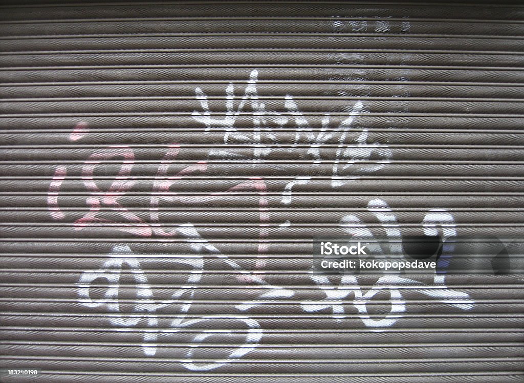 Graffiti en tienda persianas - Foto de stock de Pintada libre de derechos