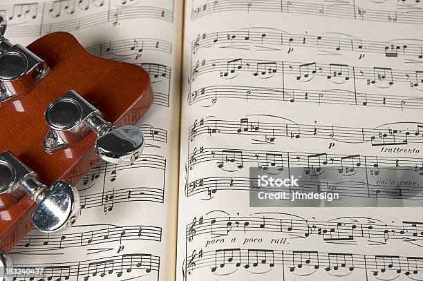 Gitarre Und Noten Buchen Ii Stockfoto und mehr Bilder von Note - Note, Atelier, Ausrüstung und Geräte