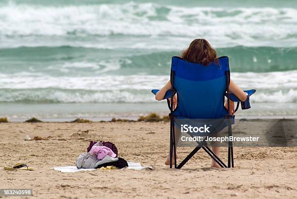 Photo libre de droit de Détente Sur La Plage banque d'images et plus d'images libres de droit de Bain de soleil - Bain de soleil, Chaise, Concepts