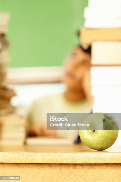 Zielone Jabłko Umieszczone Na Biurku Chłopiec W Tle - zdjęcia stockowe i więcej obrazów Budynek szkolny