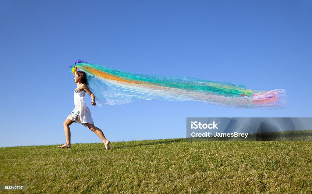 Menina a correr com tecido colorido, céu azul Horizonte - Royalty-free Adolescente Foto de stock