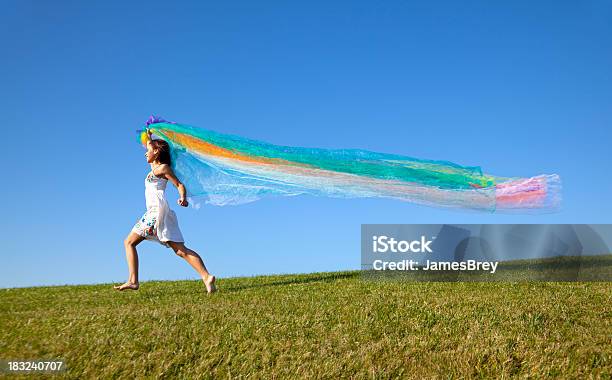 Menina A Correr Com Tecido Colorido Céu Azul Horizonte - Fotografias de stock e mais imagens de Adolescente