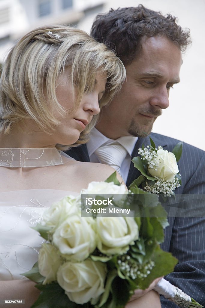 Casal de casamento, noiva e noivo - Foto de stock de Abraçar royalty-free