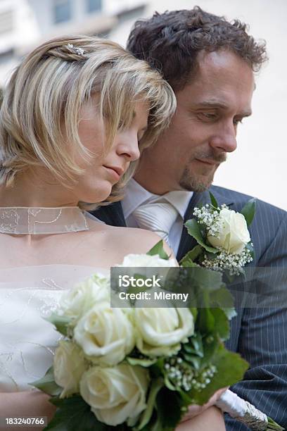 Foto de Casal De Casamento Noiva E Noivo e mais fotos de stock de Abraçar - Abraçar, Acontecimentos da Vida, Adulto