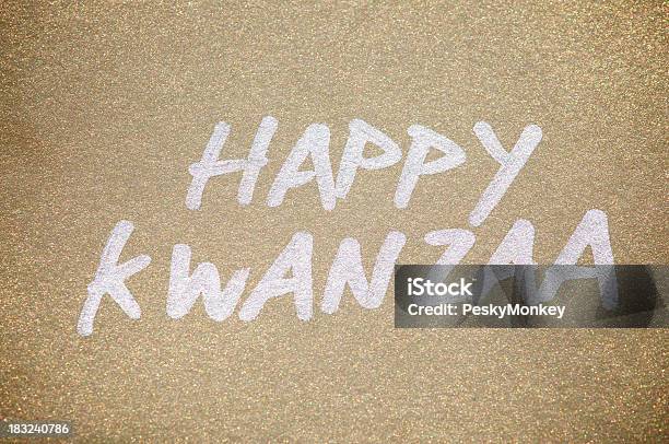 Happy Kwanzaa Nachricht In Silber Zu Goldpapier Stockfoto und mehr Bilder von Kwanzaa - Kwanzaa, Afro-amerikanische Kultur, Einladungskarte