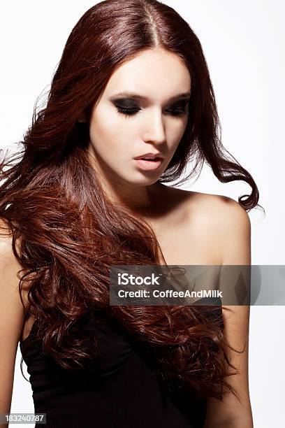 Bellissima Donna Con Lunghi Capelli - Fotografie stock e altre immagini di 20-24 anni - 20-24 anni, Accudire, Adulto