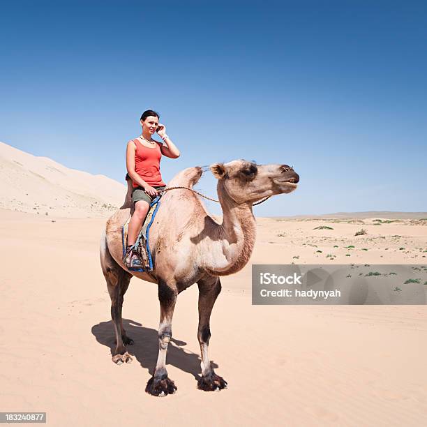 Foto de Jovem Mulher Com Celular Na Camel e mais fotos de stock de Adulto - Adulto, Ajardinado, Animal