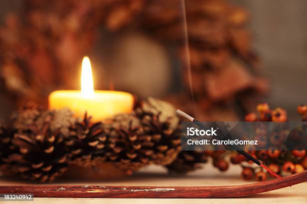 Pagan Altar Decorado Para Samhain Celebrações - Fotografias de stock e mais imagens de Cerimónia Tradicional - Cerimónia Tradicional, Altar, Chama