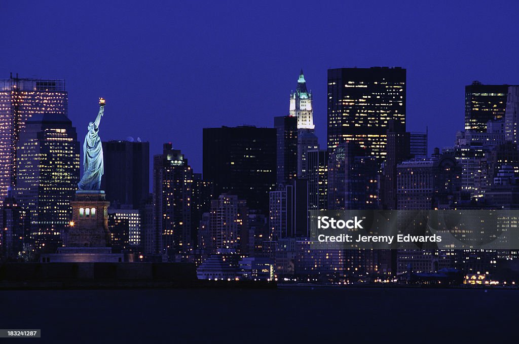 Freiheitsstatue gegen die skyline von New York, USA - Lizenzfrei Nacht Stock-Foto