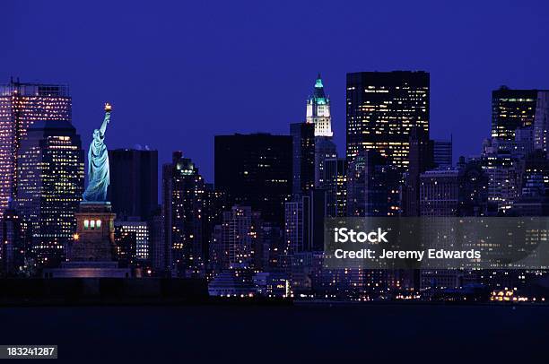 Freiheitsstatue Gegen Die Skyline Von New York Usa Stockfoto und mehr Bilder von Nacht