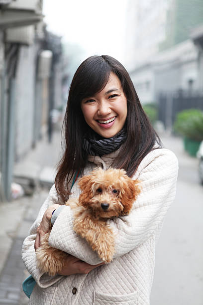 mujer con su perro al aire libre-xl - teenager team carefree relaxation fotografías e imágenes de stock