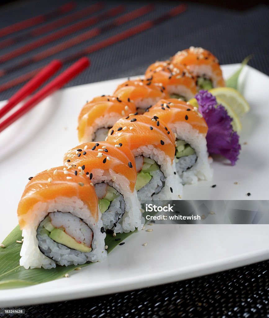 Rolki z łososiem - Zbiór zdjęć royalty-free (Sushi)