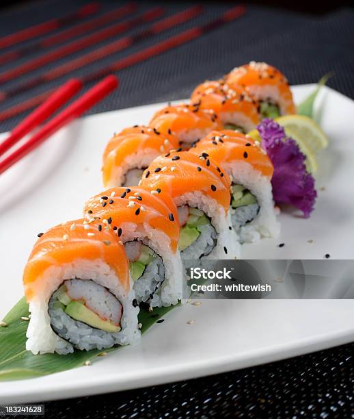 Rolo De Salmão - Fotografias de stock e mais imagens de Sushi - Sushi, Pauzinhos, A Vapor
