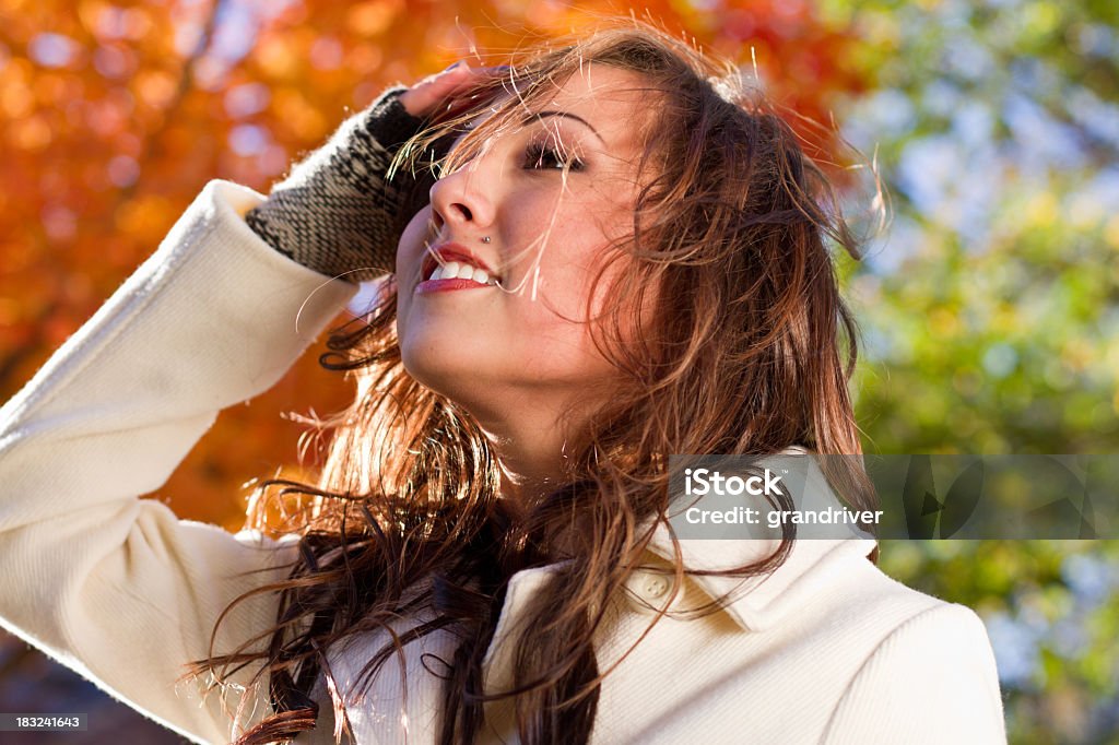 Portrait d'une jolie fille Cheveux dans le vent - Photo de Adulte libre de droits