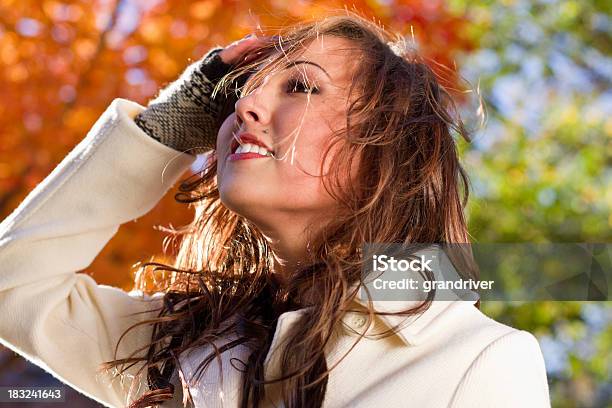 Photo libre de droit de Portrait Dune Jolie Fille Cheveux Dans Le Vent banque d'images et plus d'images libres de droit de Adulte - Adulte, Automne, Beauté