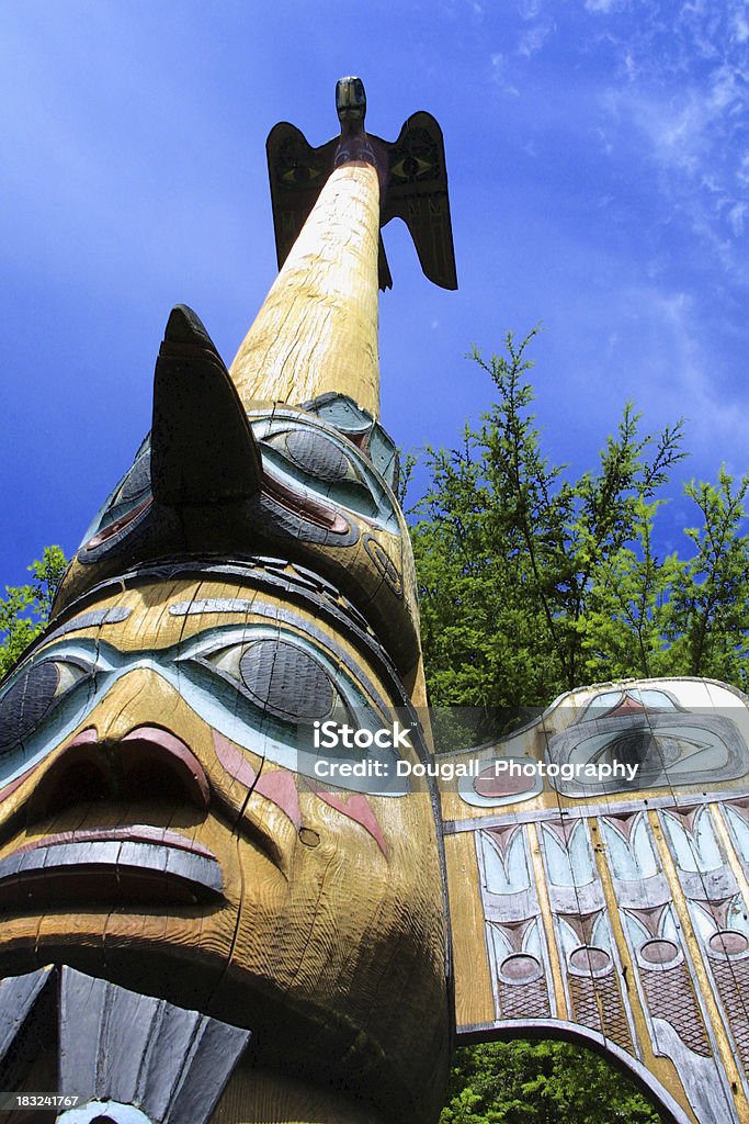 Primer plano de Alaska Totem Pole en Ketchikan Alaska - Foto de stock de Pueblo haida libre de derechos