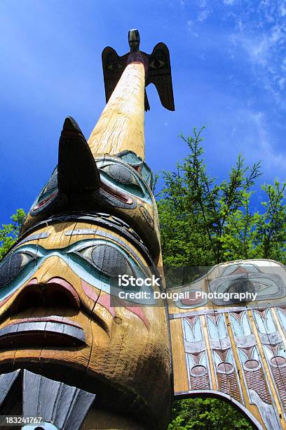 Primer Plano De Alaska Totem Pole En Ketchikan Alaska Foto de stock y más banco de imágenes de Pueblo haida