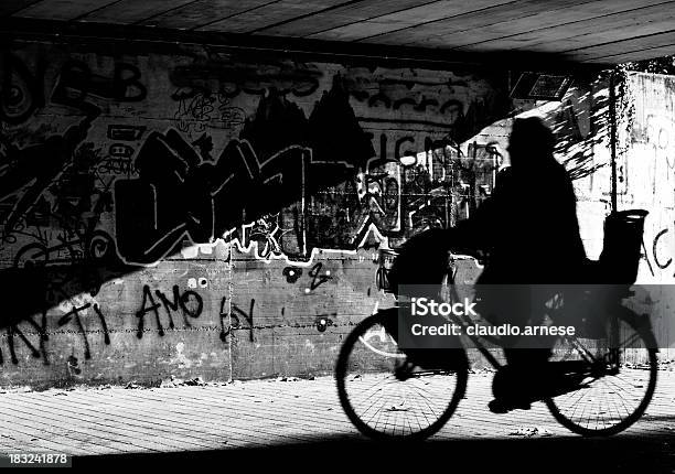 Städtisches Motiv Schwarz Und Weiß Stockfoto und mehr Bilder von Bildkomposition und Technik - Bildkomposition und Technik, Erwachsene Person, Fahrrad