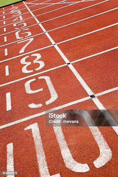 Pista De Corrida De Atletismo - Fotografias de stock e mais imagens de Atletismo - Atletismo, Número 10, Pista de Corrida