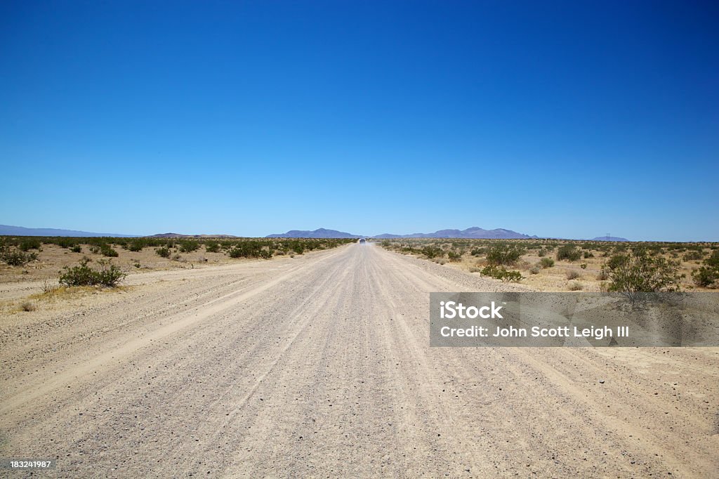 Dusty Road w California pustyni Mojave - Zbiór zdjęć royalty-free (Droga gruntowa)