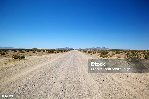 Dusty Road W California Pustyni Mojave - zdjęcia stockowe i więcej obrazów Droga gruntowa - Droga gruntowa, Pustynia, Odejście