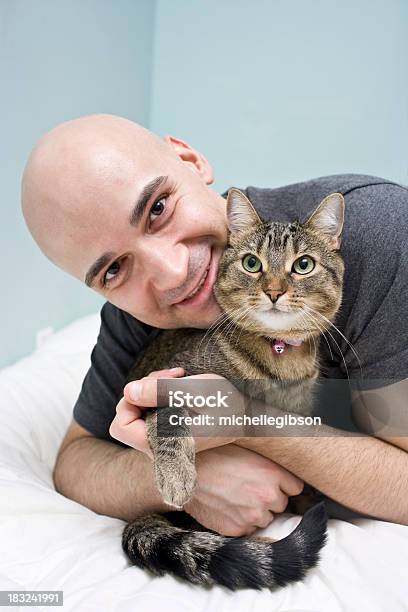 Foto de Homem E Gato e mais fotos de stock de 30 Anos - 30 Anos, Adulto, Adulto de idade mediana