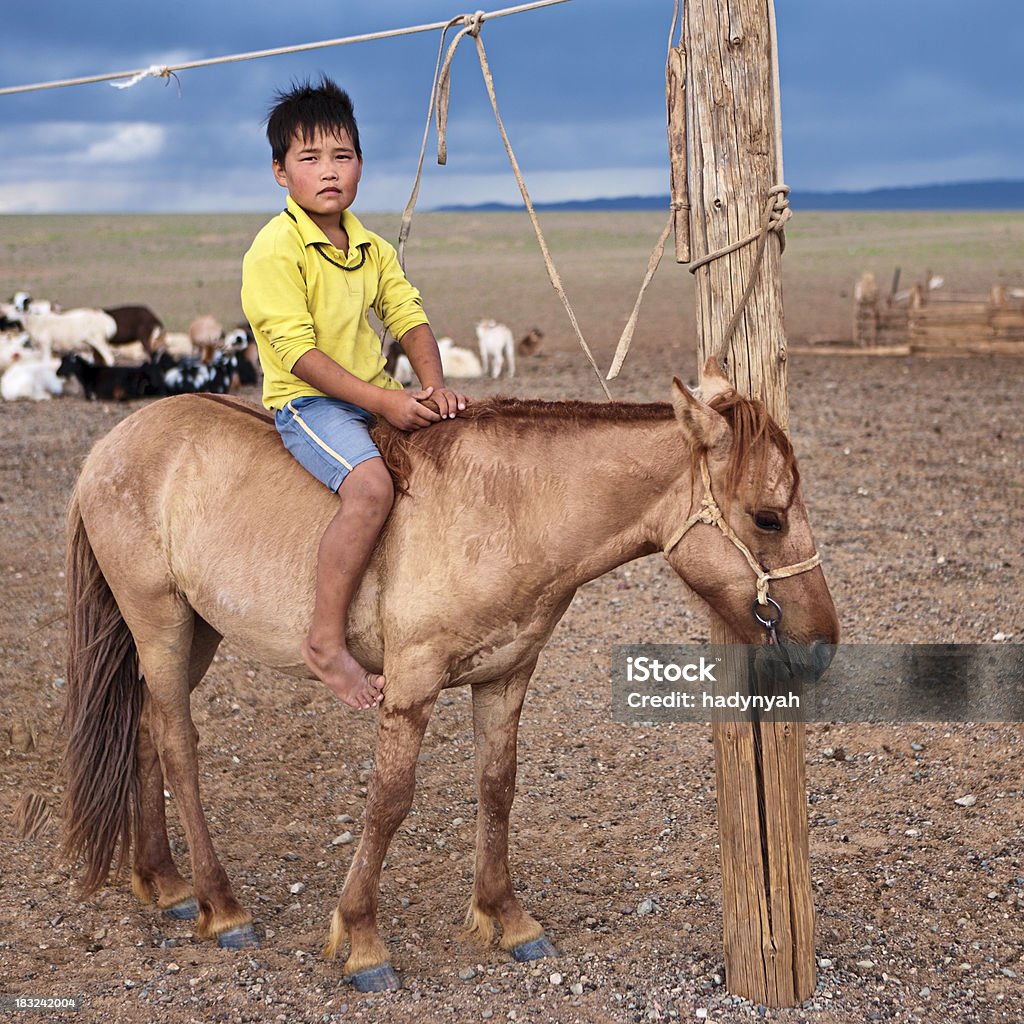 Mongolia niño con caballos - Foto de stock de Adulto libre de derechos