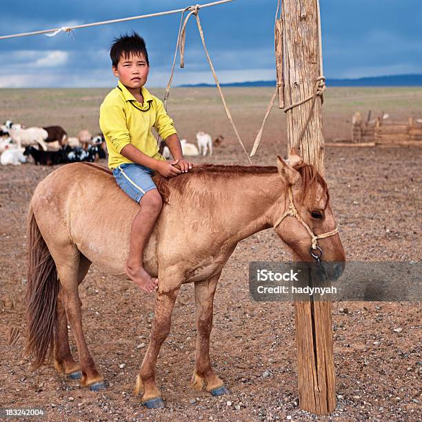 Mongolia Niño Con Caballos Foto de stock y más banco de imágenes de Adulto - Adulto, Aire libre, Animal