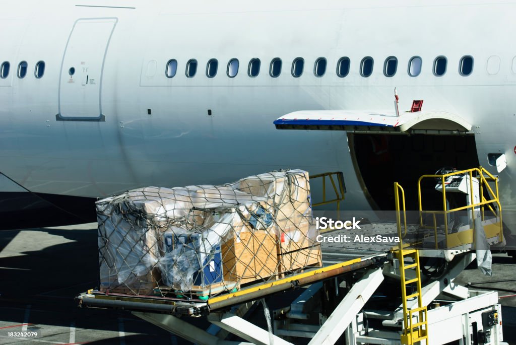 Chargement du fret en avion - Photo de Avion-cargo libre de droits