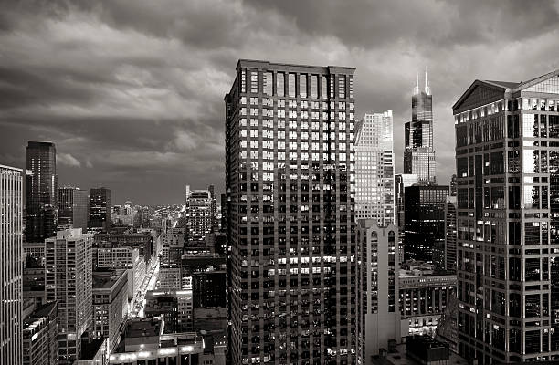 tempestade no centro de chicago, ao anoitecer - chicago black and white contemporary tower - fotografias e filmes do acervo