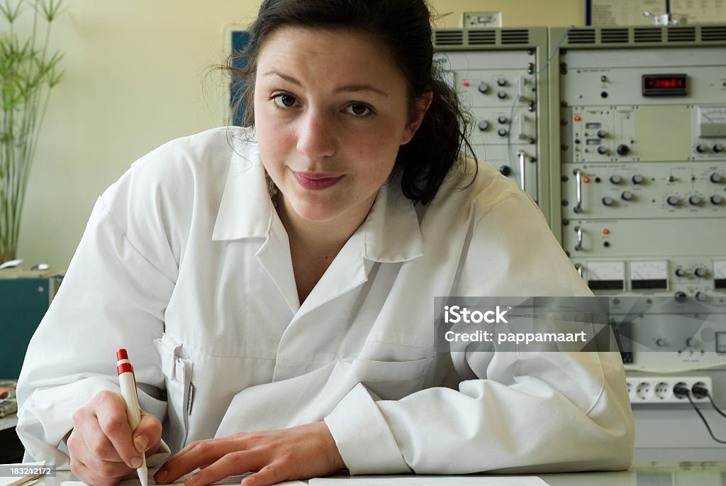 Jovem mulher com Casaco comprido branco no laboratório - Foto de stock de Físico royalty-free