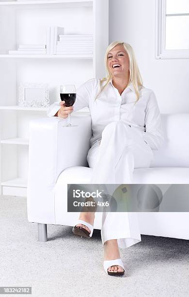 ワインを飲む女性 - 1人のストックフォトや画像を多数ご用意 - 1人, 20代, アルコール飲料