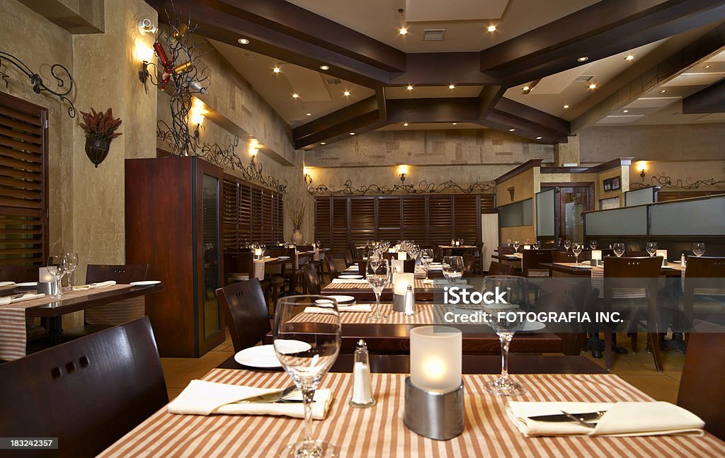 Interior do restaurante italiano à noite - Foto de stock de Alimentação Saudável royalty-free