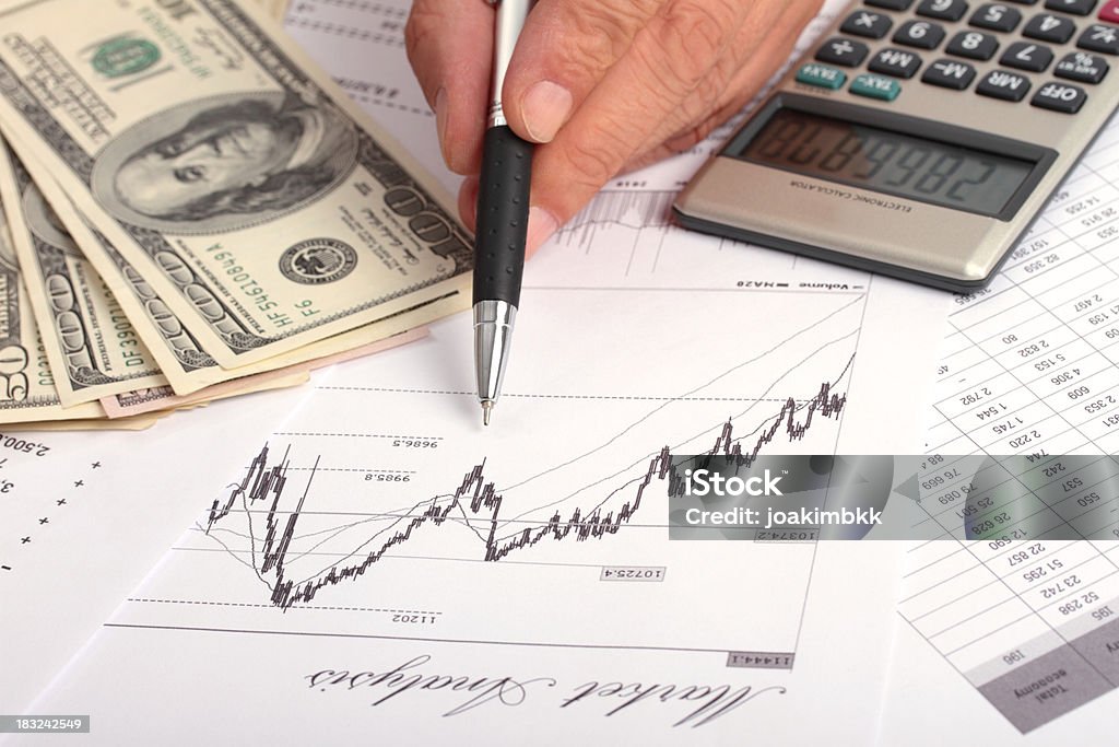 Análise de mercado com Dólar das contas e calculadora - Royalty-free Analisar Foto de stock