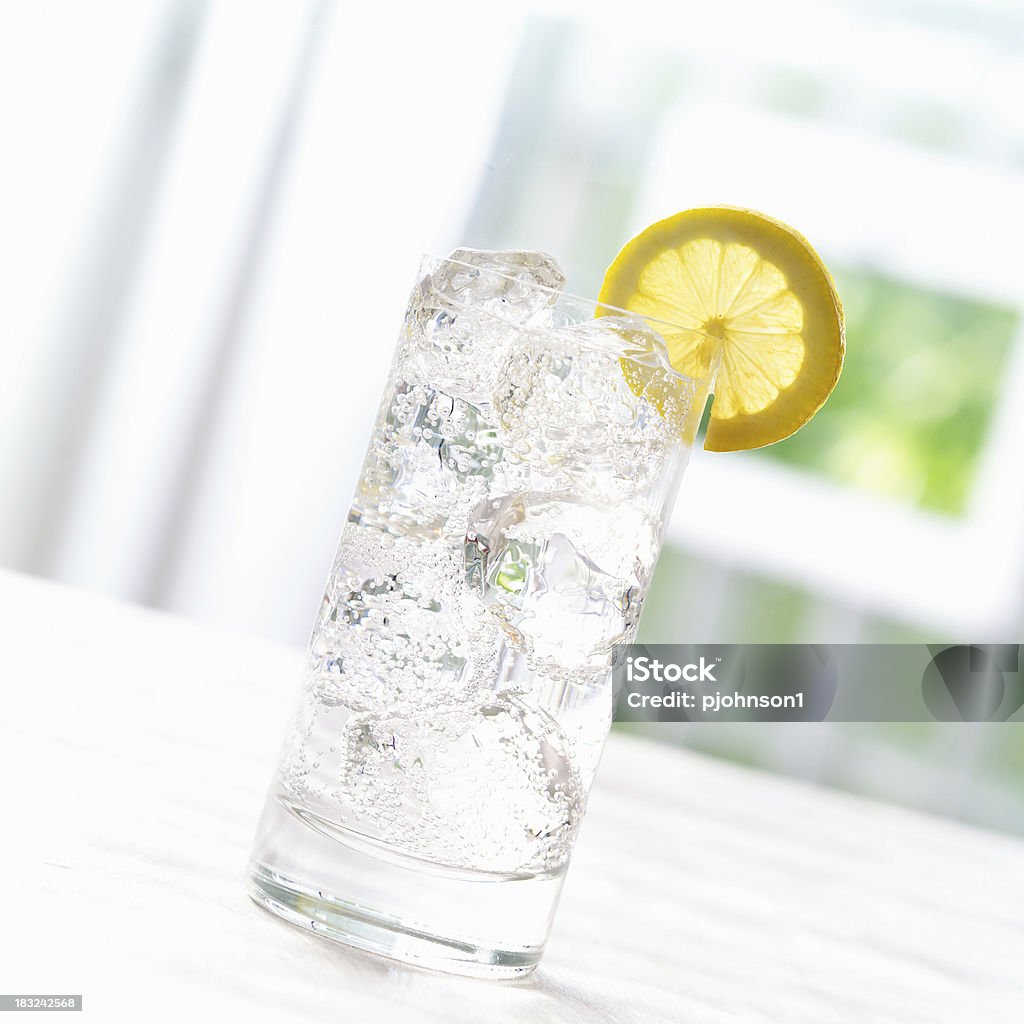 Verre d'eau gazeuse et citron tranche - Photo de Alcool libre de droits