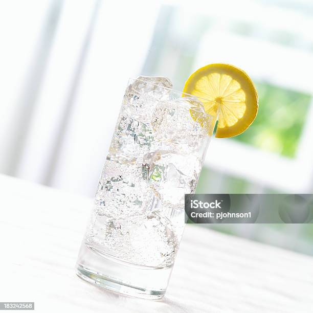 Photo libre de droit de Verre Deau Gazeuse Et Citron Tranche banque d'images et plus d'images libres de droit de Alcool - Alcool, Aliments et boissons, Boisson