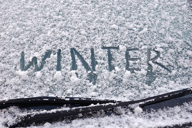 gefrorene windschutzscheibe - frozen windshield cold car stock-fotos und bilder