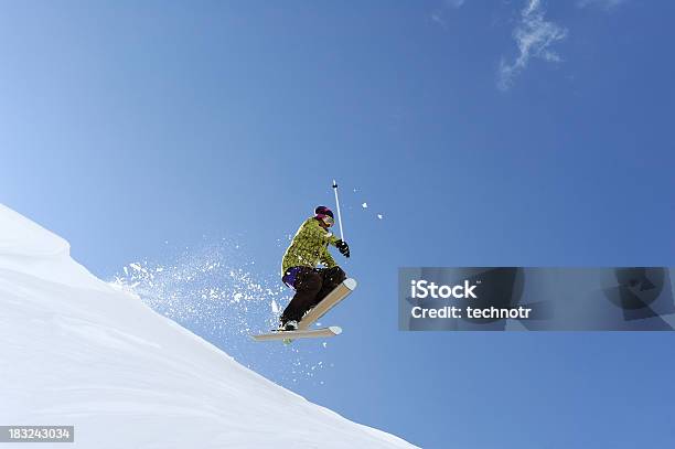 Livre Diversão Esquiador De Aterragem - Fotografias de stock e mais imagens de Adulto - Adulto, Alegria, Alpes Europeus