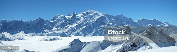 Vista Del Mont Blanc Foto de stock y más banco de imágenes de Aire libre - Aire libre, Azul, Blanco - Color