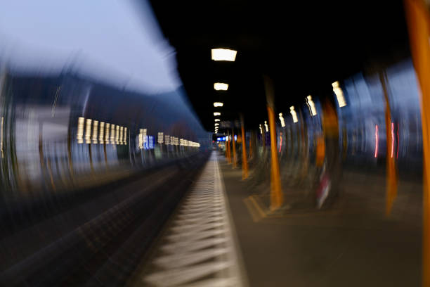 錯覚のプラットホーム駅、意図的なカメラの動き - train railroad station platform railroad station vehicle door ストックフォトと画像