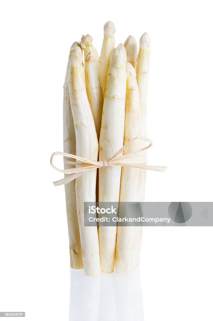 Bianco asparagi, isolato su sfondo bianco - Foto stock royalty-free di Asparago bianco