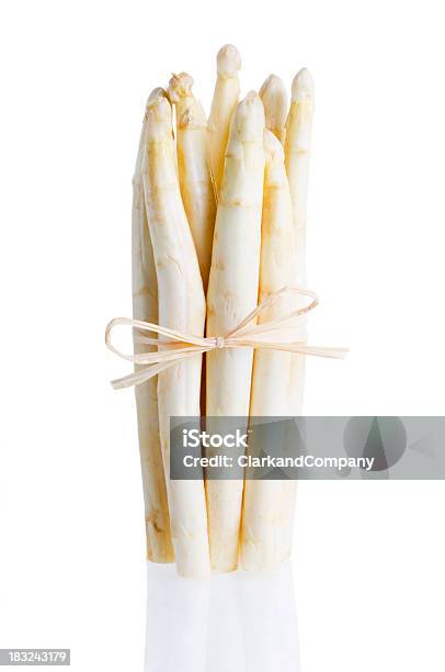 Bianco Asparagi Isolato Su Sfondo Bianco - Fotografie stock e altre immagini di Asparago bianco - Asparago bianco, Scontornabile, Asparago