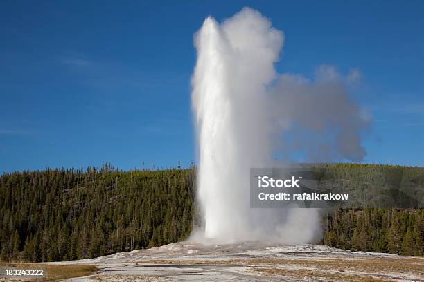 Old Faithful Erupção Géiser - Fotografias de stock e mais imagens de Géiser Old Faithful - Géiser Old Faithful, Ao Ar Livre, Azul