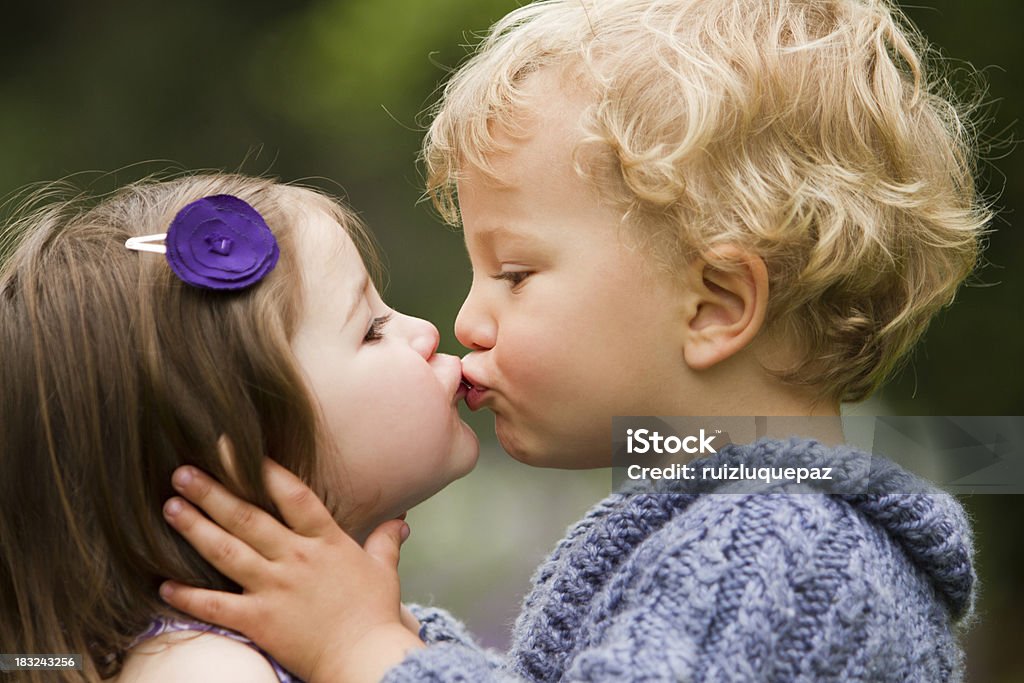 Meine ersten Kuss - Lizenzfrei Küssen Stock-Foto