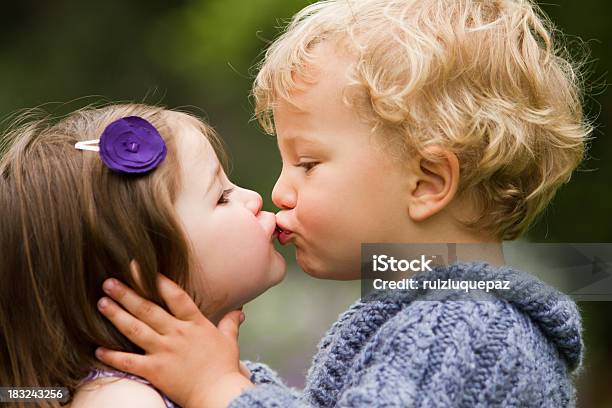 Meine Ersten Kuss Stockfoto und mehr Bilder von Küssen - Küssen, Mädchen, Jungen