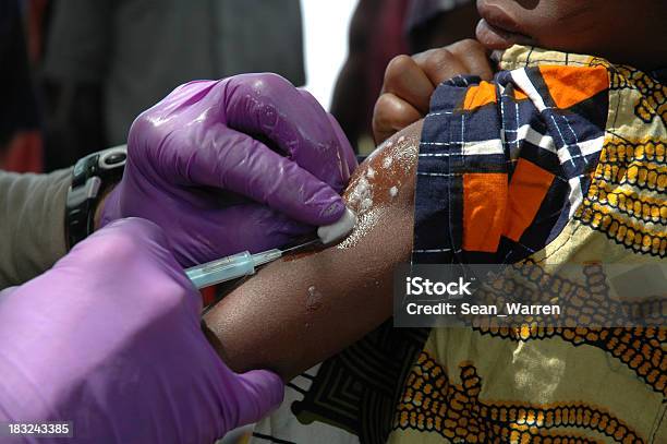 Vacunación En África Foto de stock y más banco de imágenes de África - África, Vacunación, Asistencia sanitaria y medicina